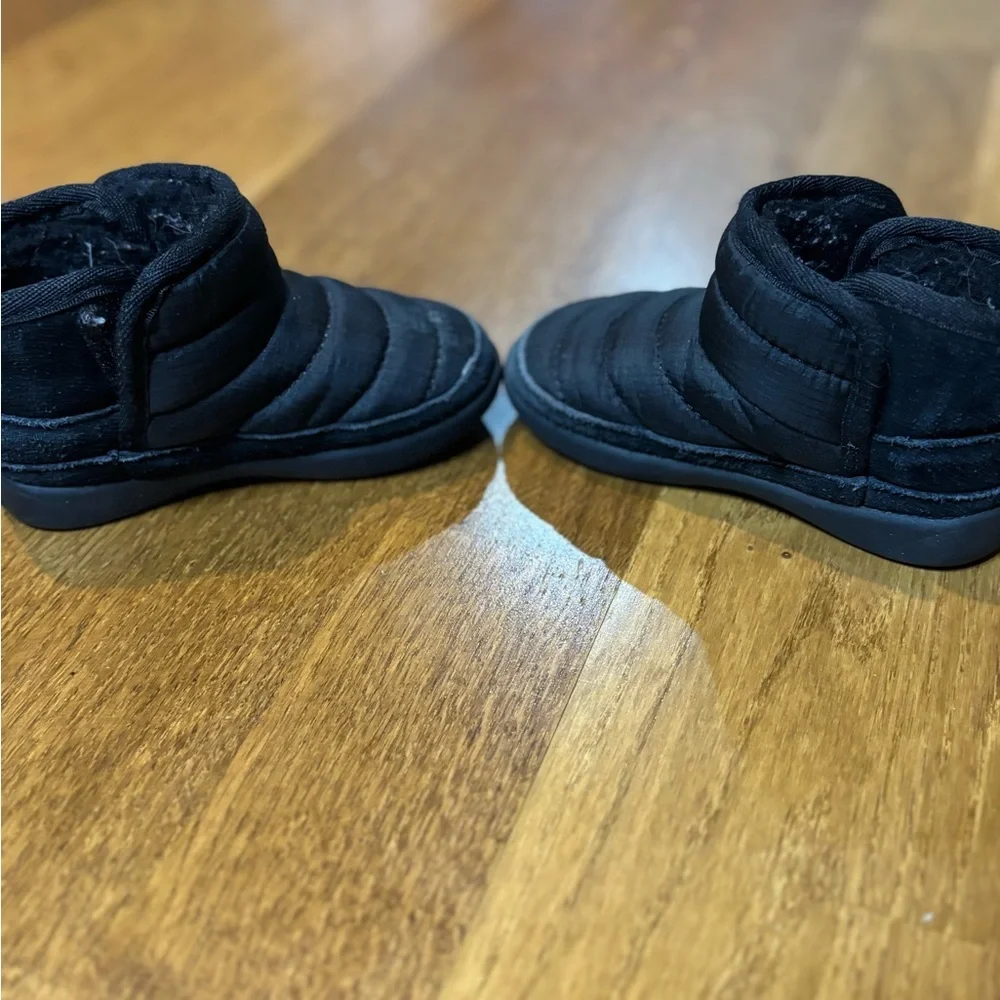 UGG Toddler Black Puffer Boots Size 6 Winter Slip-On